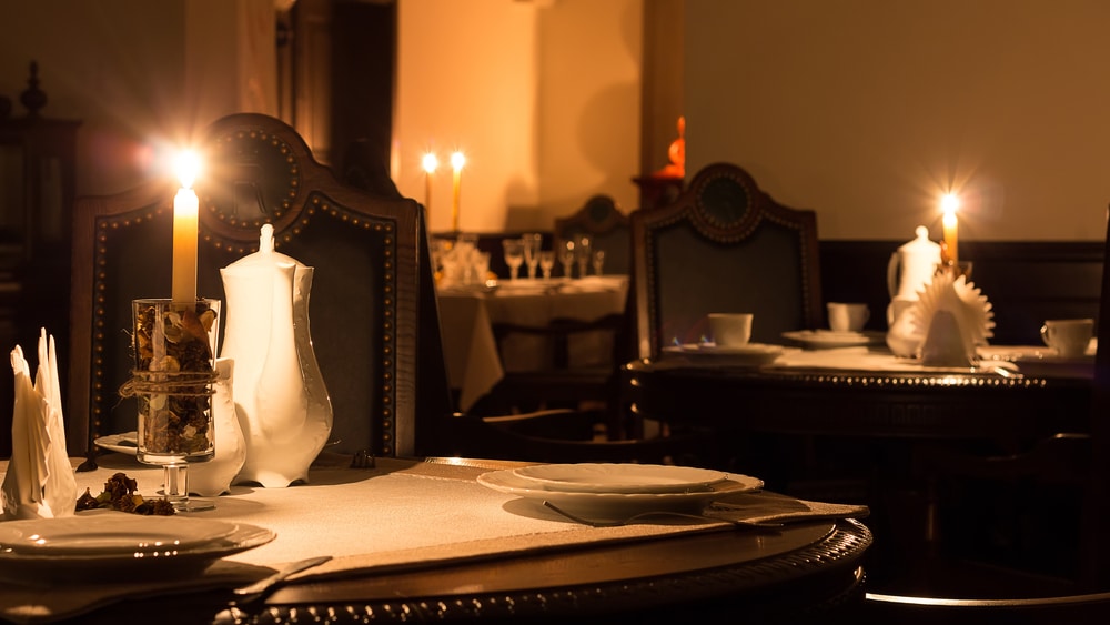 Restaurants in Independence, MO, photo of a romantic restaurant with candles and white tablecloths